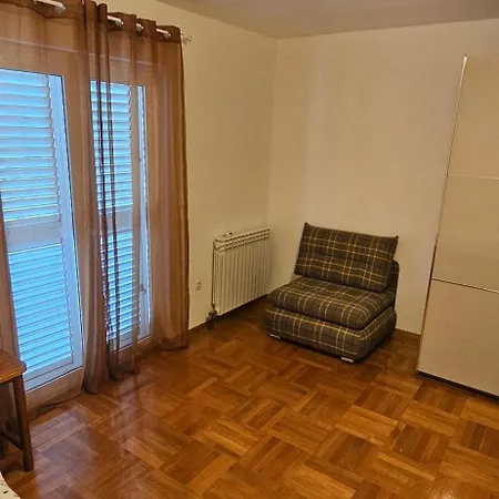 アパート House *