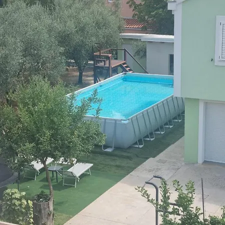 アパート House *